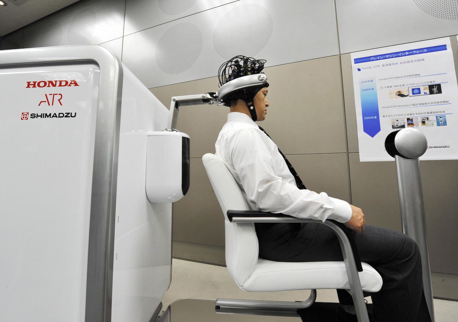 Ο Elon Musk θέλει να μας μετατρέψει σε ρομπότ