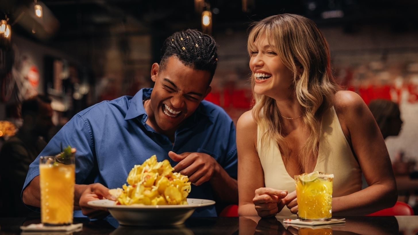 Κλέλια Ανδριολάτου-Εμμανουήλ Καραλής: Μια αληθινή φιλία με πολλά inside jokes και βραδιές στα TGI Fridays