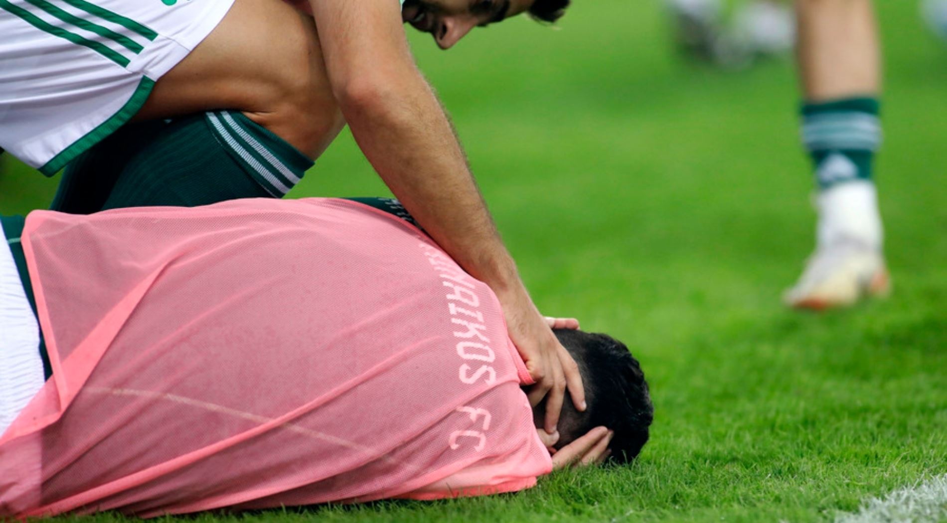 Το βίντεο με τον Χουάνκαρ να πέφτει στο έδαφος από την κροτίδα στο γήπεδο