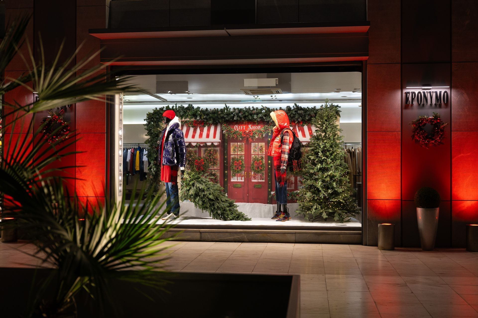 Μood Χριστουγέννων στο Eponymo στη Γλυφάδα: Walking in a window Wonderland!