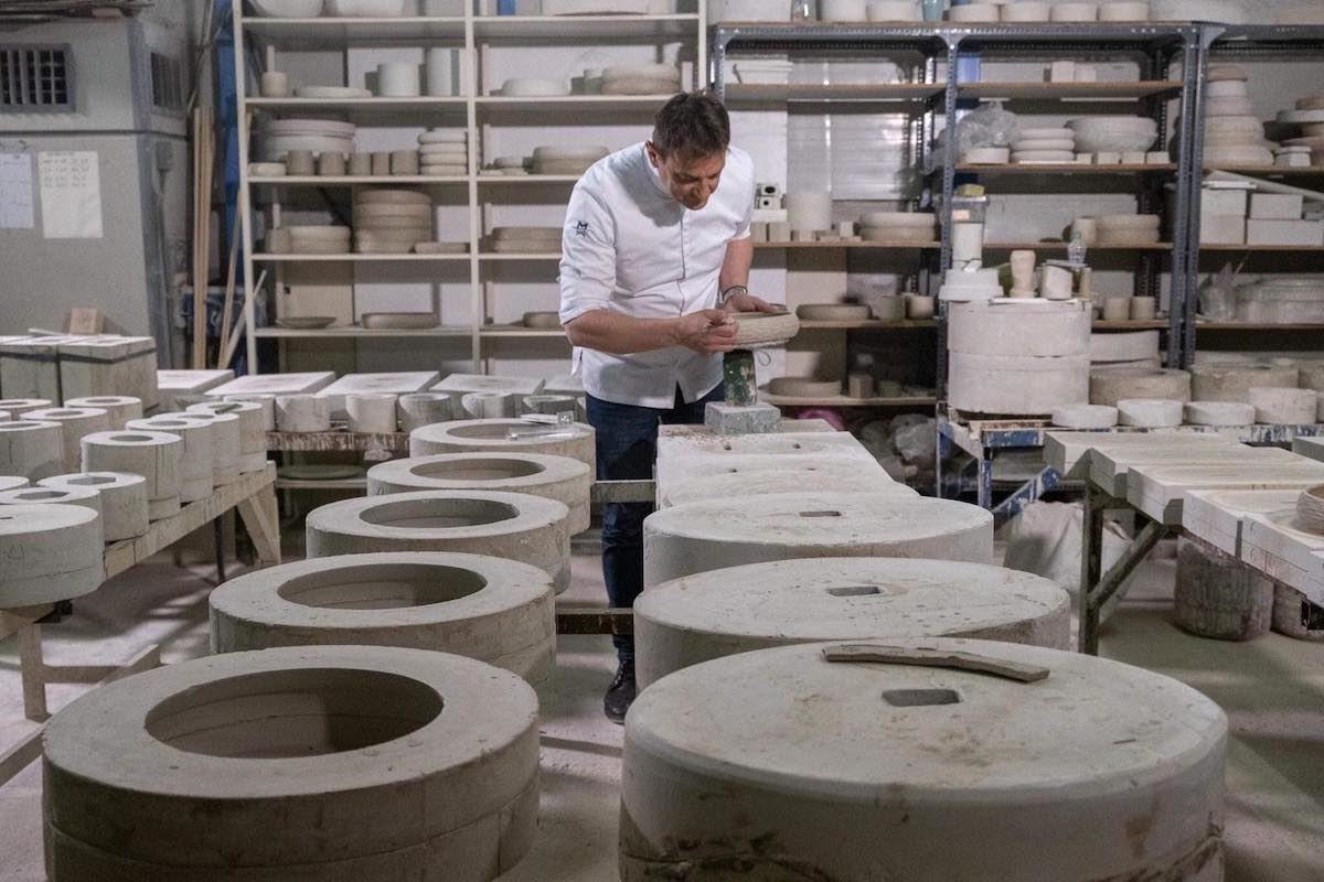 Ο σεφ που φτιάχνει μόνος του (και) τα πιάτα