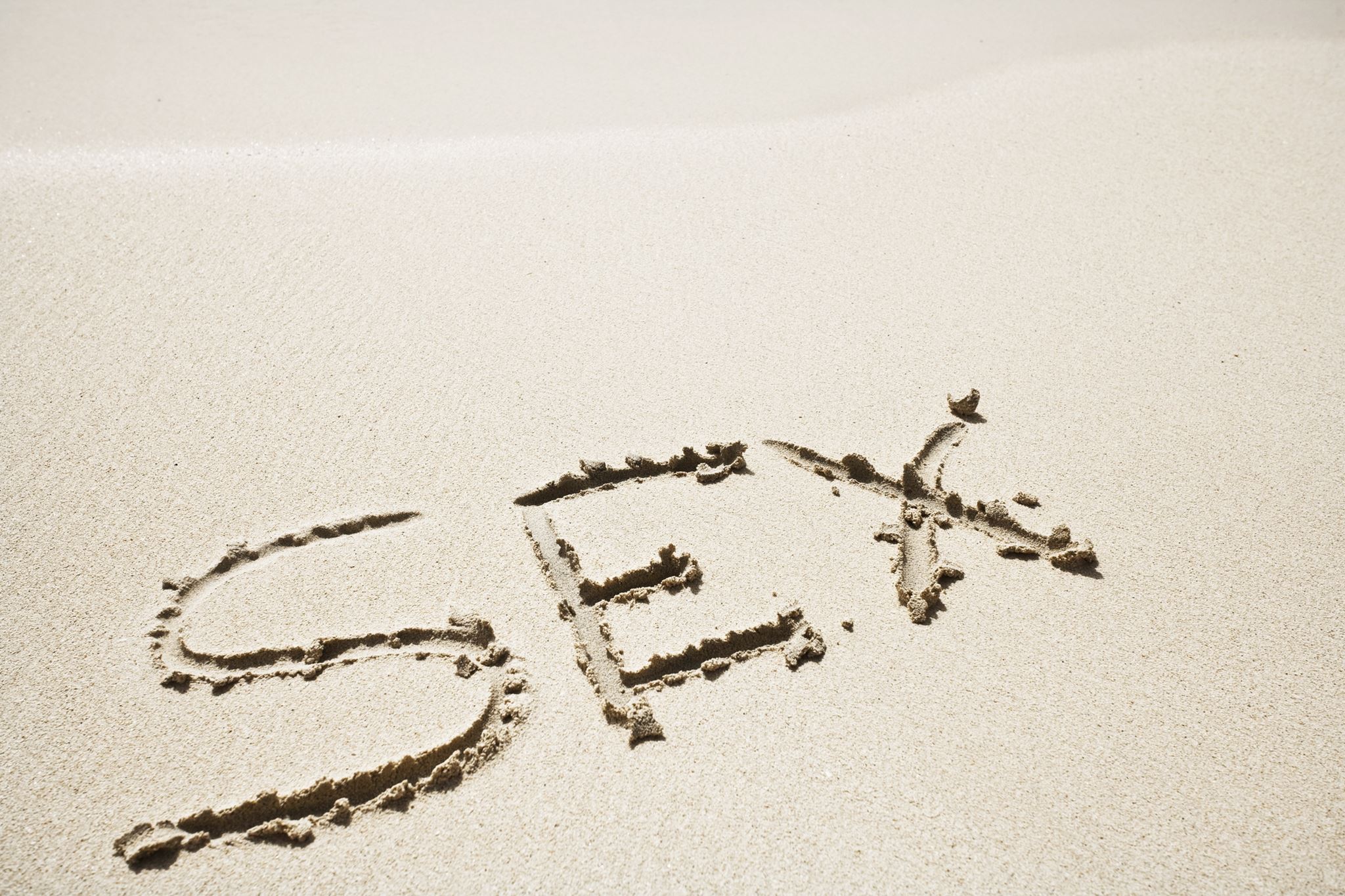 4 πράγματα που πρέπει να σκεφτείς προτού κάνεις σεξ στην παραλία