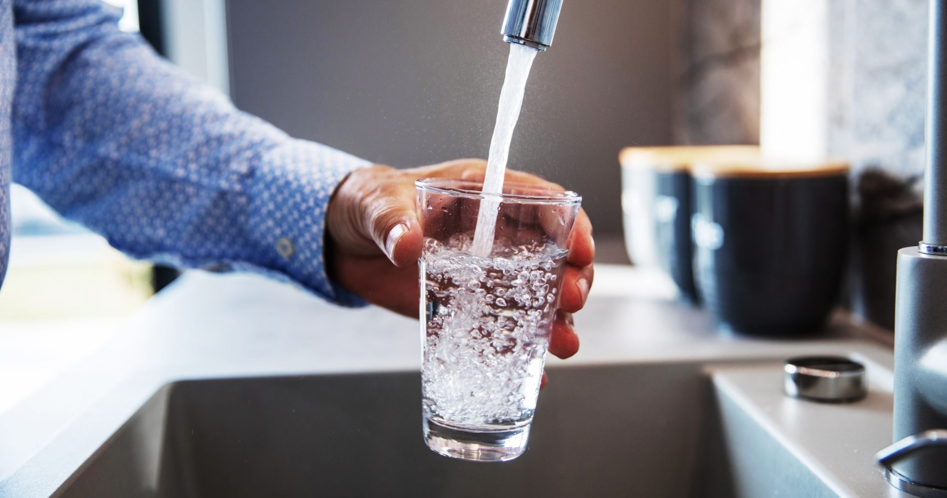 Τα σημάδια που 'μαρτυρούν' πως δεν πίνεις αρκετό νερό