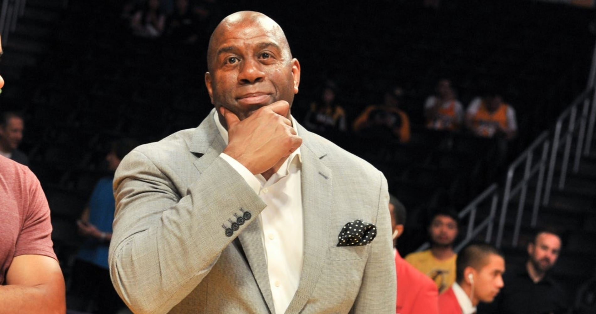 Σε άλλα νέα, ο Magic Johnson 'αλωνίζει' στο Ιόνιο ως αρχαίος Έλληνας