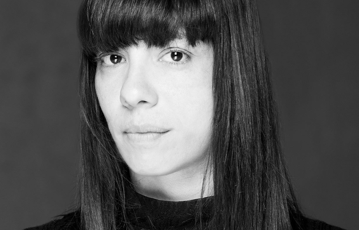 Η Violet Louise θέλει συνεχώς να εξερευνά παράξενες ιστορίες