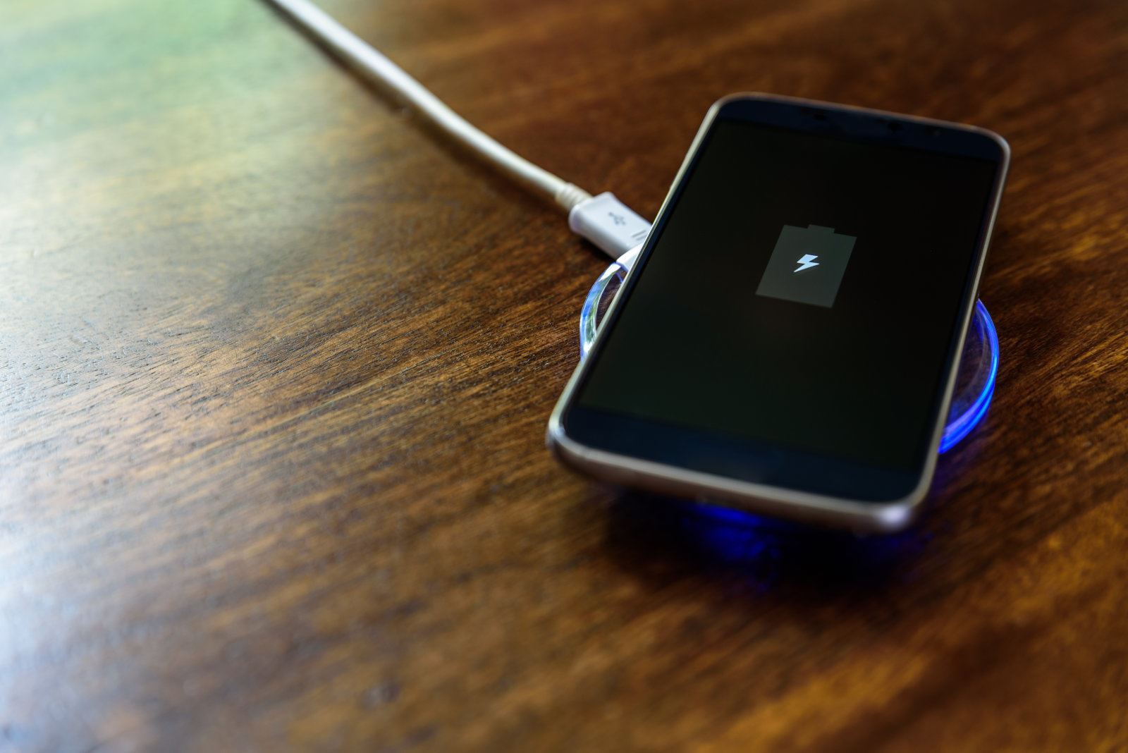 Το επόμενο iPhone θα φορτίζει ασύρματα όλα τα υπόλοιπα iPhones