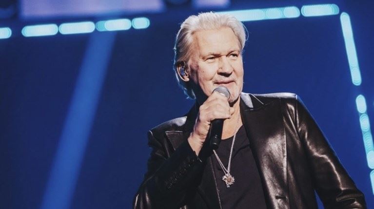 Ο Johnny Logan επέστρεψε στη σκηνή της Eurovision