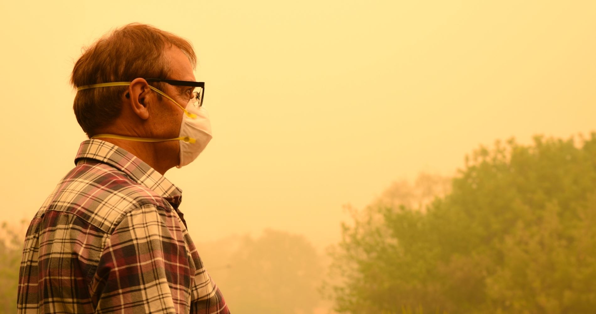 Πώς να προστατευτείς από την εισπνοή καπνού από τις πυρκαγιές, σύμφωνα με τους ειδικούς