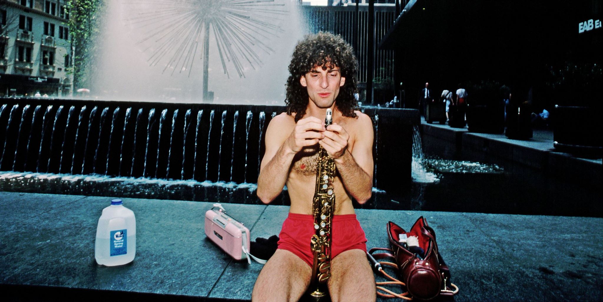 Τι πιο 80s από διάσημους άντρες να φορούν σορτς και speedo μαγιό