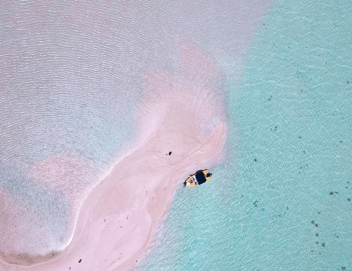 Απίθανες ροζ παραλίες σε κάθε γωνιά του πλανήτη