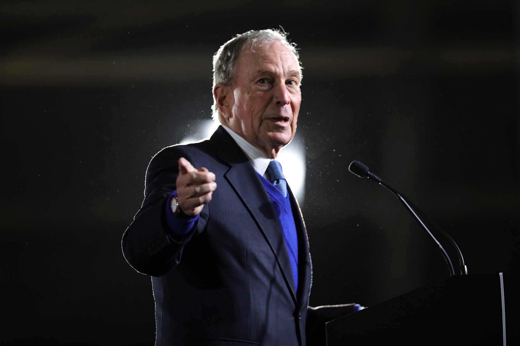 Ο Mike Bloomberg στηρίζει με 100 εκ. δολάρια τον Joe Biden