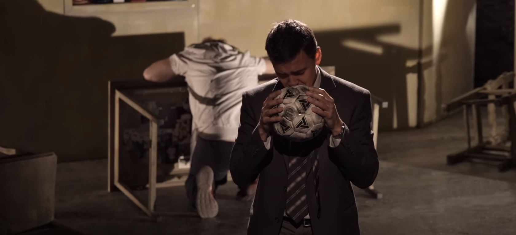 'Το Γάλα' του Βασίλη Κατσικονούρη συνεχίζεται και τον Μάρτιο στο θέατρο Σταθμός