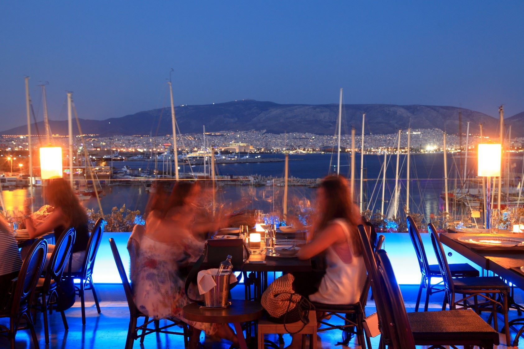 Η νέα πρόταση του Λευτέρη Λαζάρου αποθεώνει το κρέας στην πιο ωραία ταράτσα της πόλης