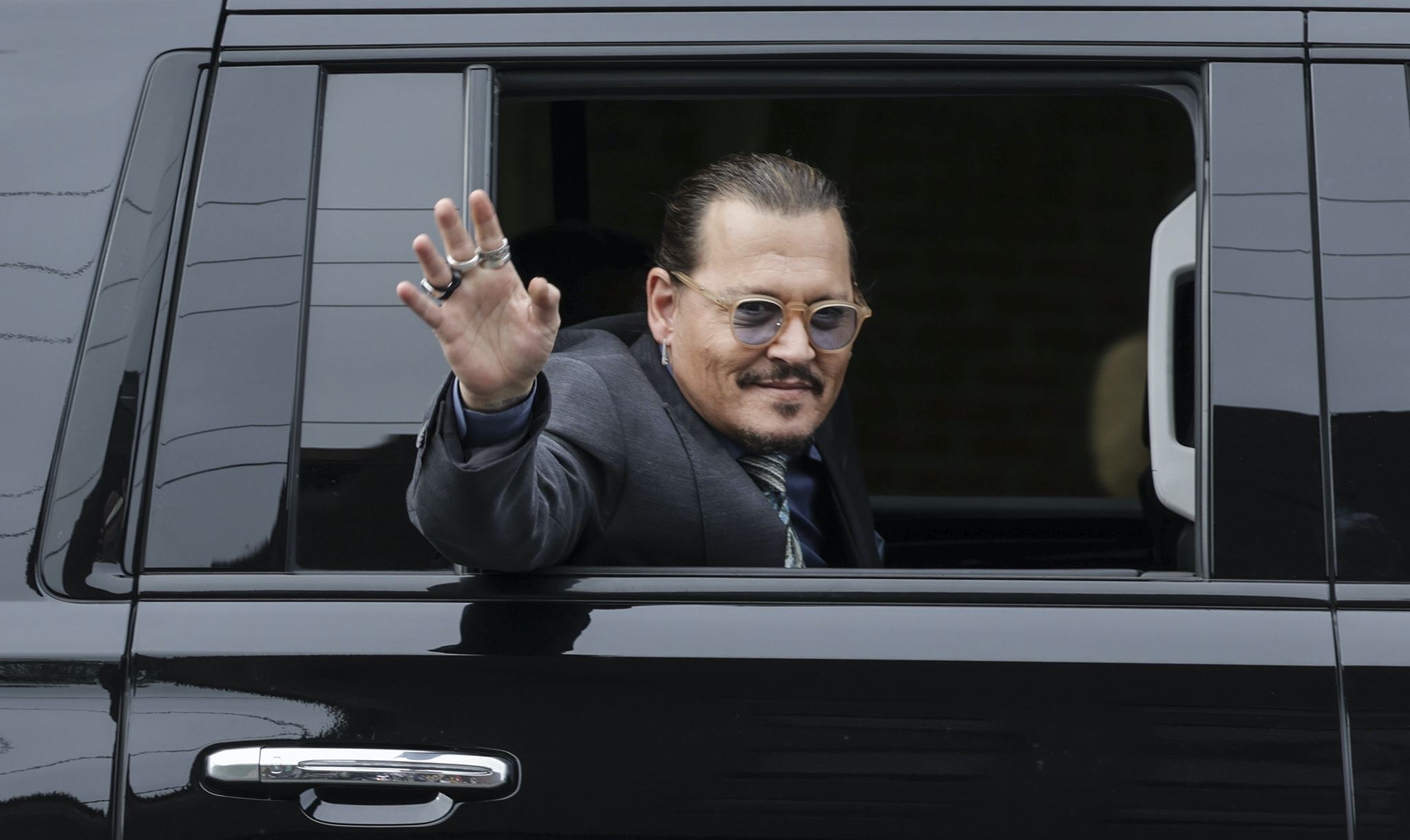 Σε άλλα νέα, o Johnny Depp κυκλοφόρησε τραγούδι