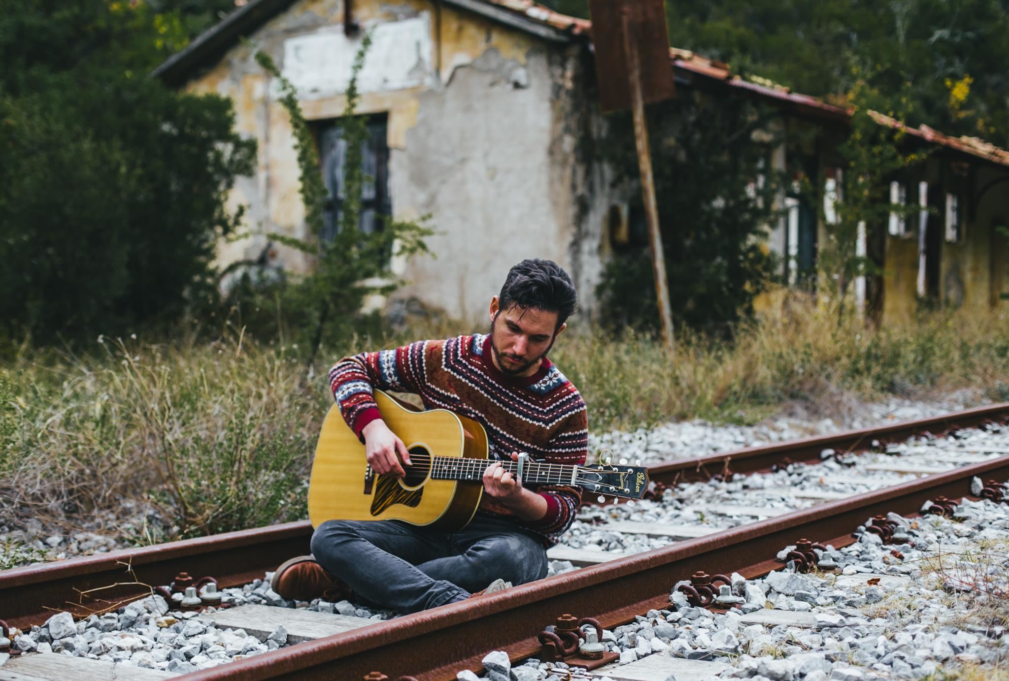 Άγγελε Αϊβάζη τι δουλειά έχει η folk στο Πήλιο;