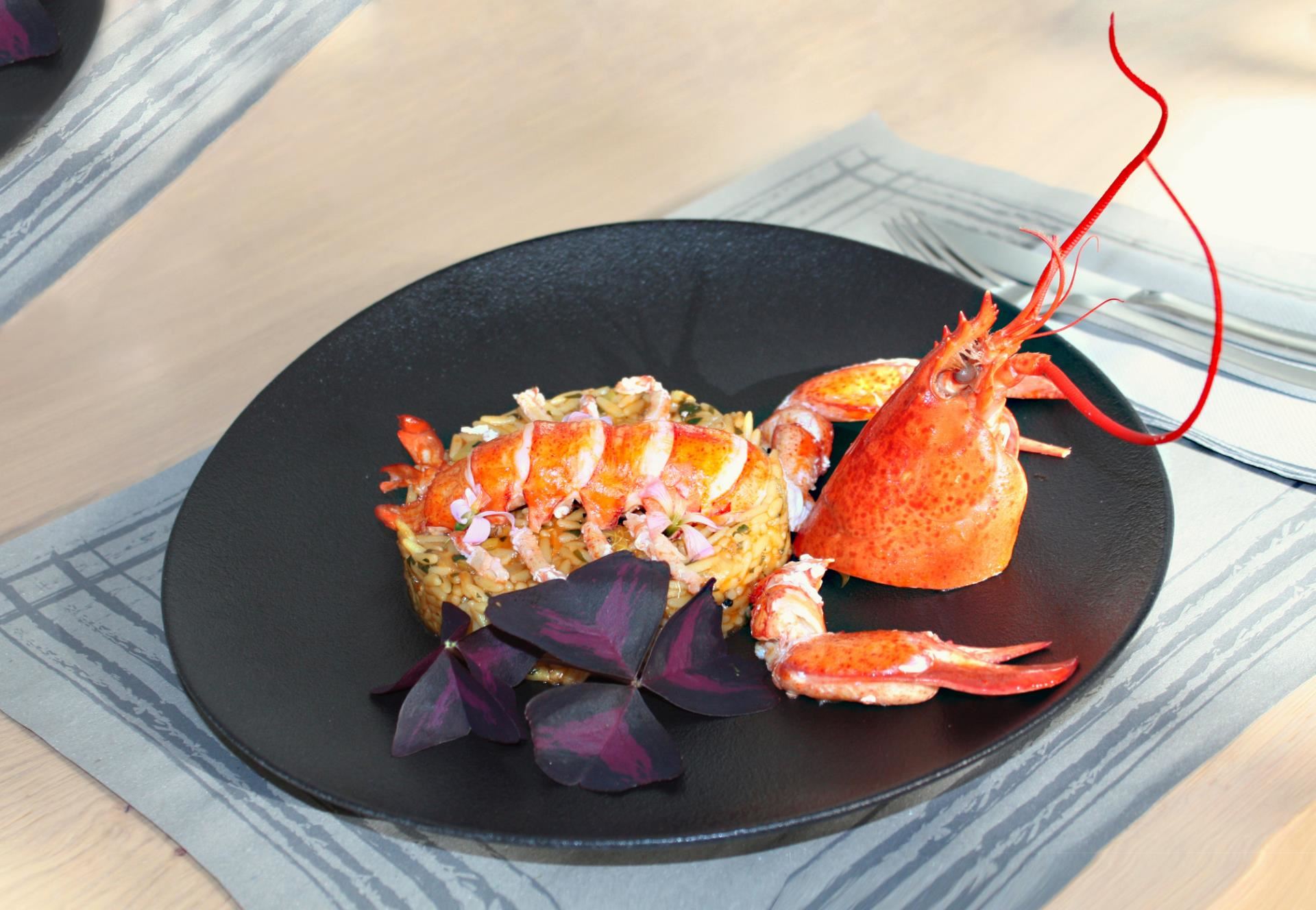 Η συνταγή του Ξενοφώντα Κατσιμαγκλή για ζουμερό αστακό με κριθαράκι