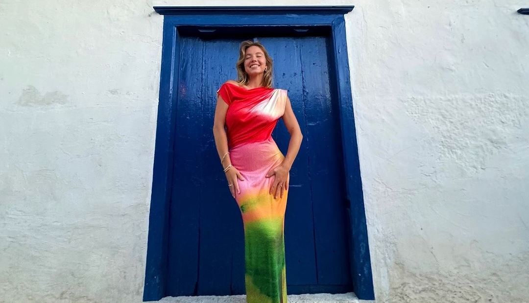 Η Sydney Sweeney δεν αντιστέκεται στο ελληνικό καλοκαίρι