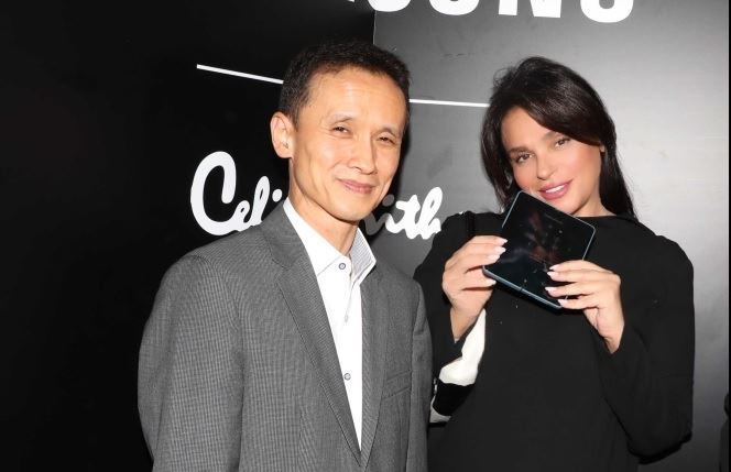 Όταν η Σίλια Κριθαριώτη συνάντησε το Samsung Galaxy Z Flip4