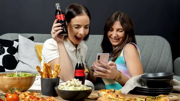 Η δική μου μαγική Κυριακή έχει binge-watch σειράς παρέα με την κολλητή