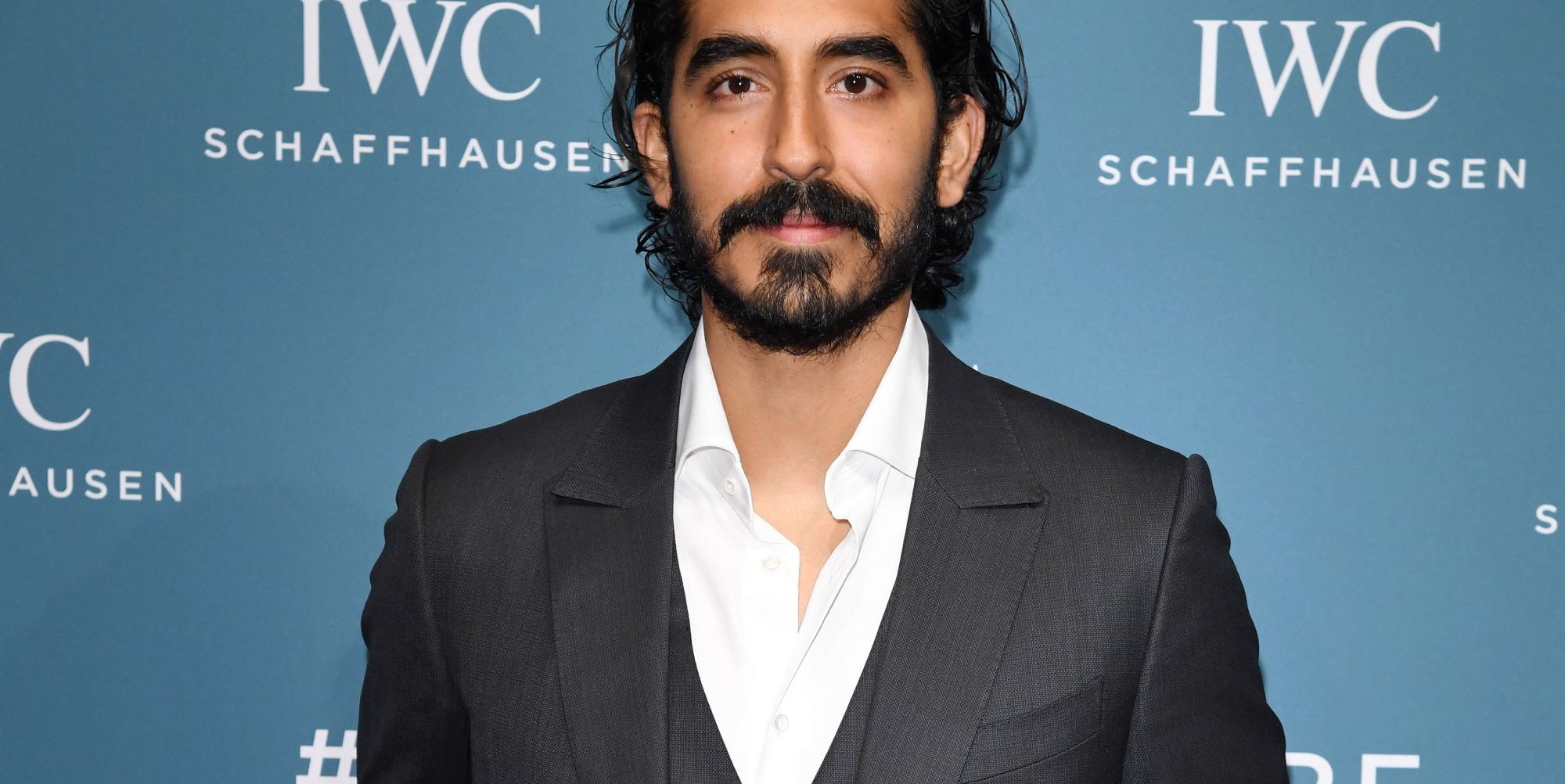 Το νέο hairstyle του Dev Patel έχει κάτι από James Bond
