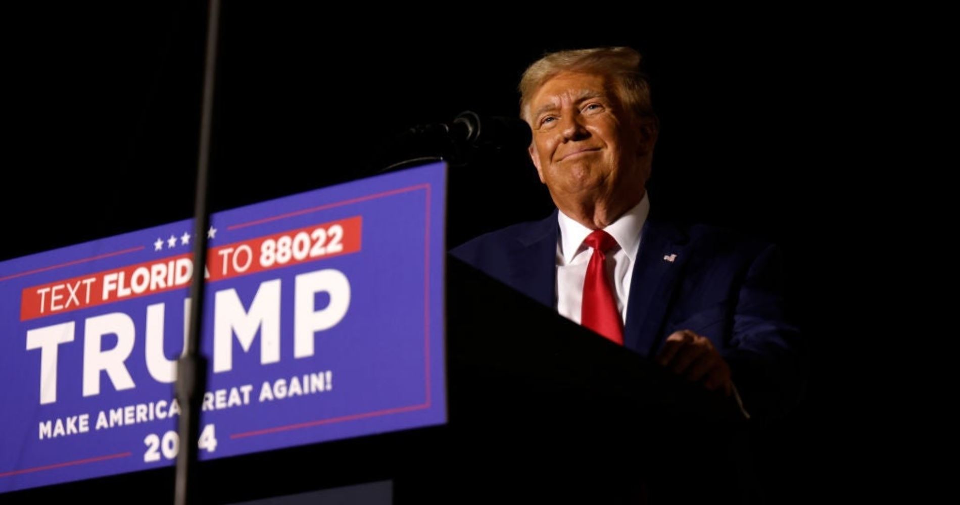 O Donald Trump πουλάει χριστουγεννιάτικο χαρτί περιτυλίγματος με τον εαυτό του