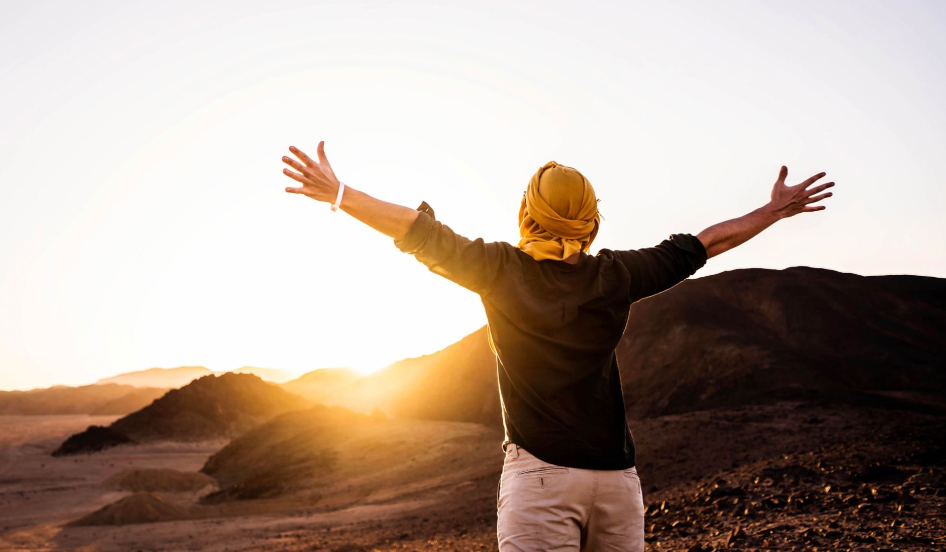 Τι χρώμα ρούχα φοράμε στον ήλιο για να μη ζεσταινόμαστε