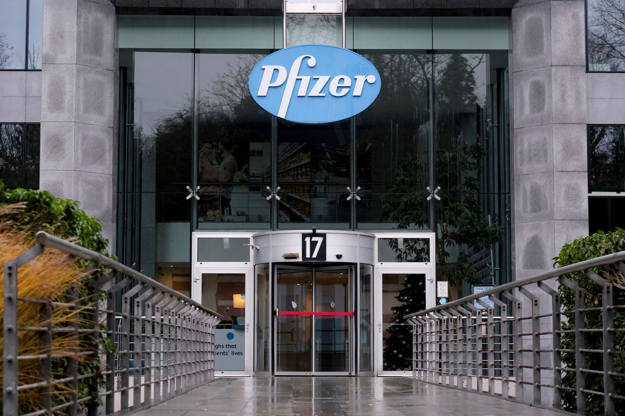 Η Pfizer ετοιμάζει τρίτη ενισχυτική δόση και νέο εμβόλιο για τη μετάλλαξη Δέλτα