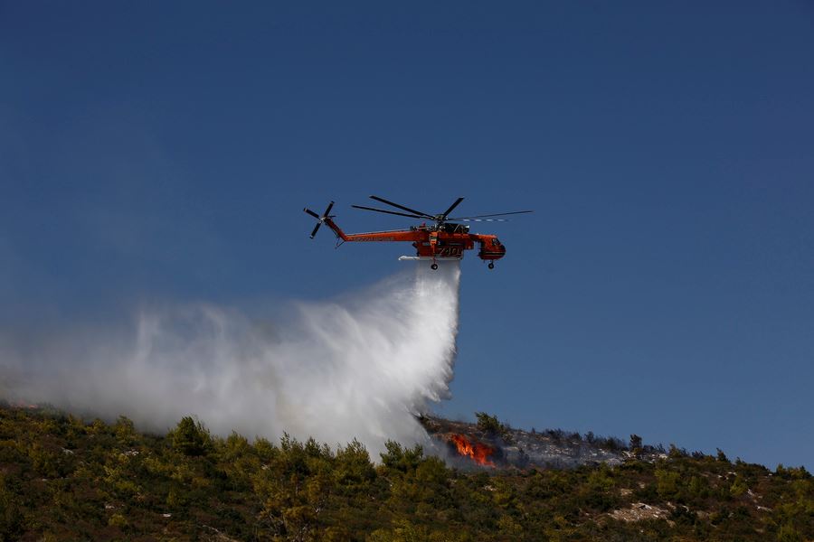 Ανεξέλεγκτες διαστάσεις έχει λάβει η μεγάλη φωτιά στην Κερατέα