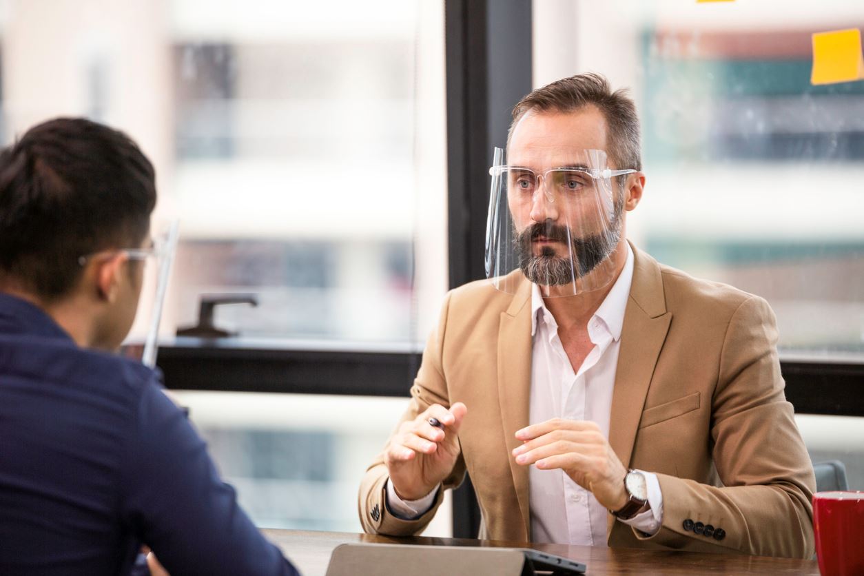 Γιατί οι επιστήμονες προτιμούν τις μάσκες προστασίας από τις πλαστικές προσωπίδες