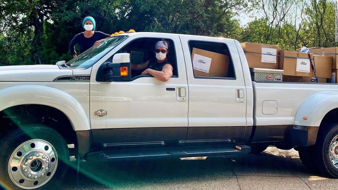 O Matthew McConaughey μοιράζει ιατρικές μάσκες με το αγροτικό του