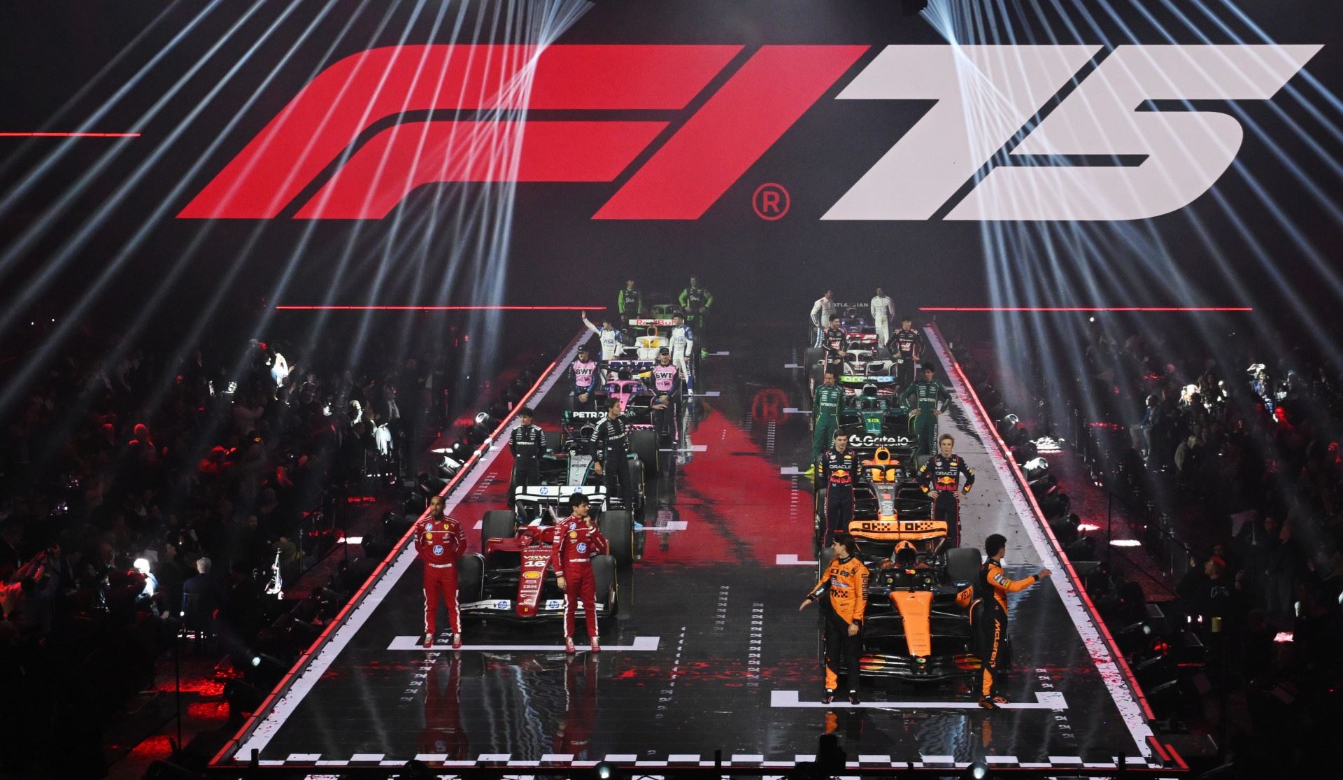 F1 75 Live: Απίστευτο υπερθέαμα εκτός πίστας για την έναρξη της σεζόν (εικόνες, video)