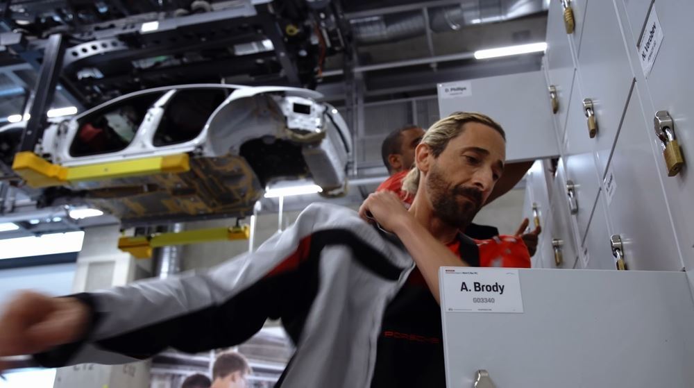 Δείτε τον Adrien Brody να δουλεύει στο εργοστάσιο της Porsche (video)