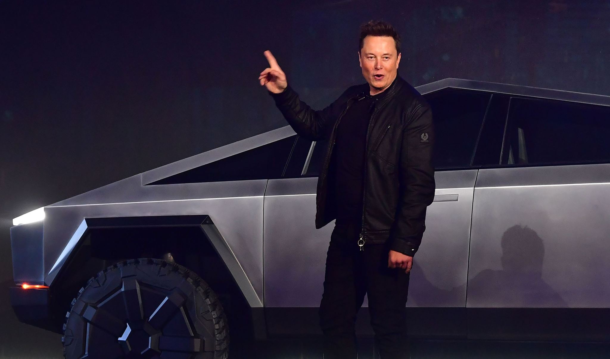 Ο Elon Musk πλουτίζει ακόμα περισσότερο, η Tesla προχωρά σε περικοπές μισθών