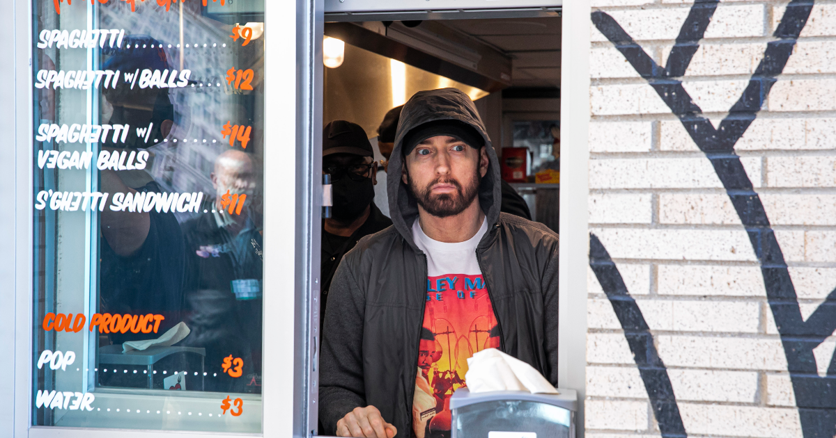 Σε άλλα νέα, ο Eminem σερβίρει μακαρονάδες στο Ντιτρόιτ