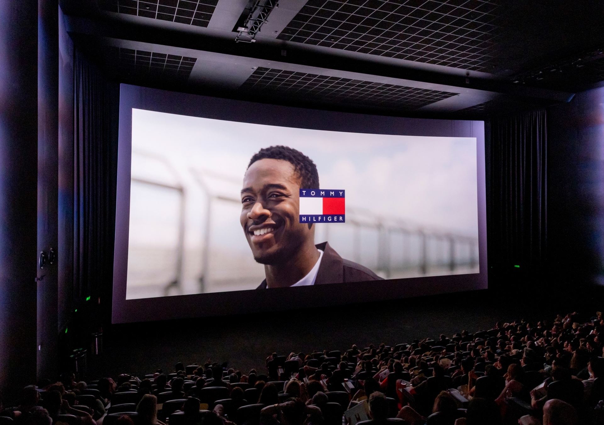 Tommy Hilfiger x F1- Η ΤΑΙΝΙΑ: Η πολυαναμενόμενη avant-première της Αθήνας γεμάτη μόδα, racing vibes και κινηματογραφική αίγλη