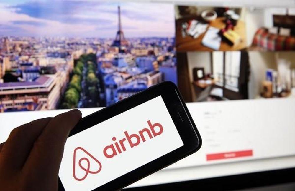 To Airbnb καταρρέει λόγω του κορονοϊού