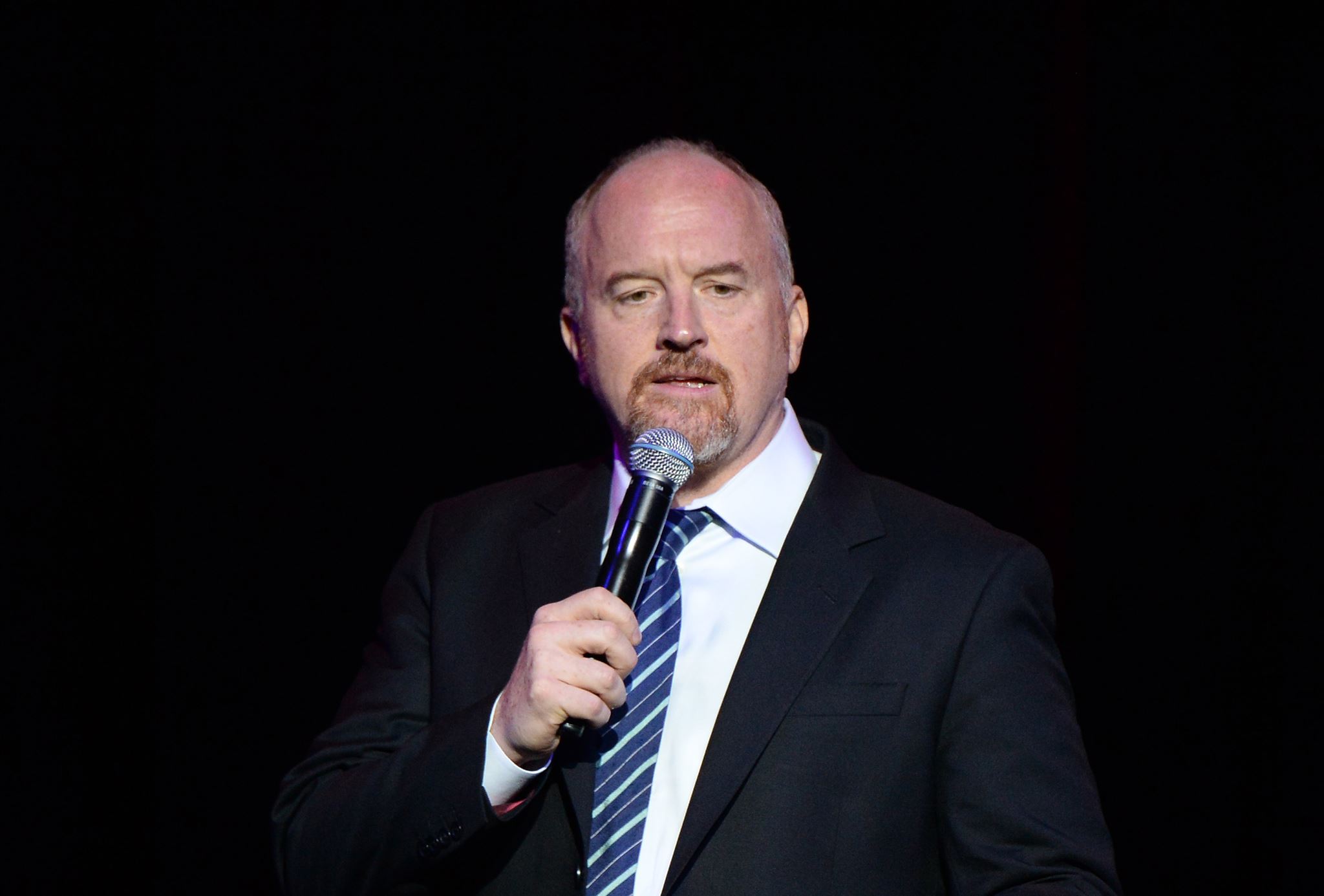 Ο Louis C.K. έκανε stand up 9 μήνες μετά την εμπλοκή του στο σκάνδαλο #metoo