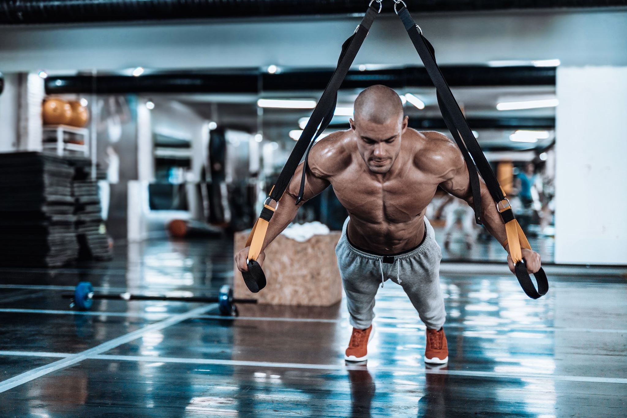 Γυμνάζοντας ολόκληρο το σώμα με έναν ιμάντα TRX