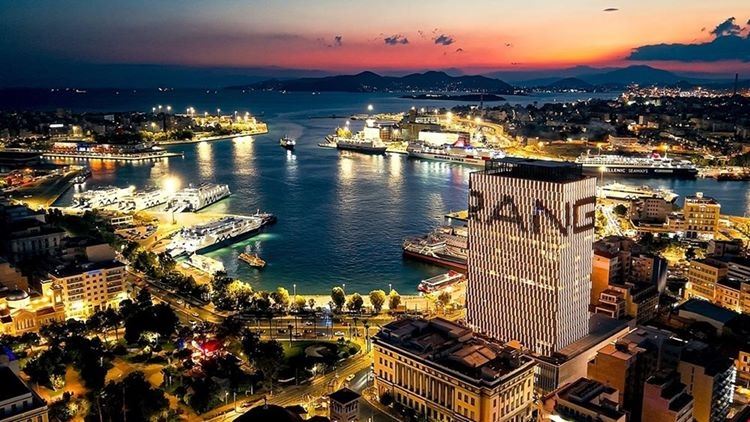 H Range Rover 'ανεβαίνει' στον Πύργο Πειραιά