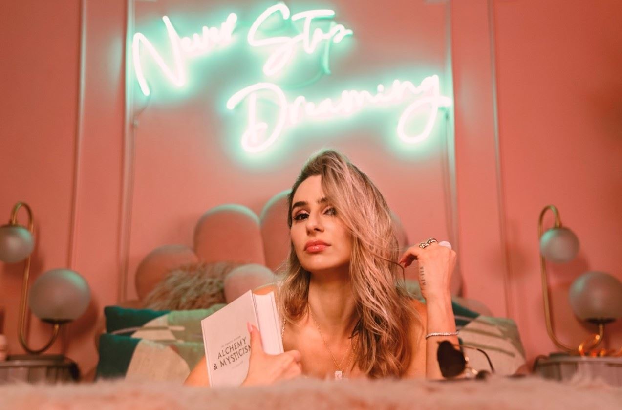 Λατρέψαμε τη νέα διασκευή της Kid Moxie στο Maestro του Χριστόφορου Παπακαλιάτη