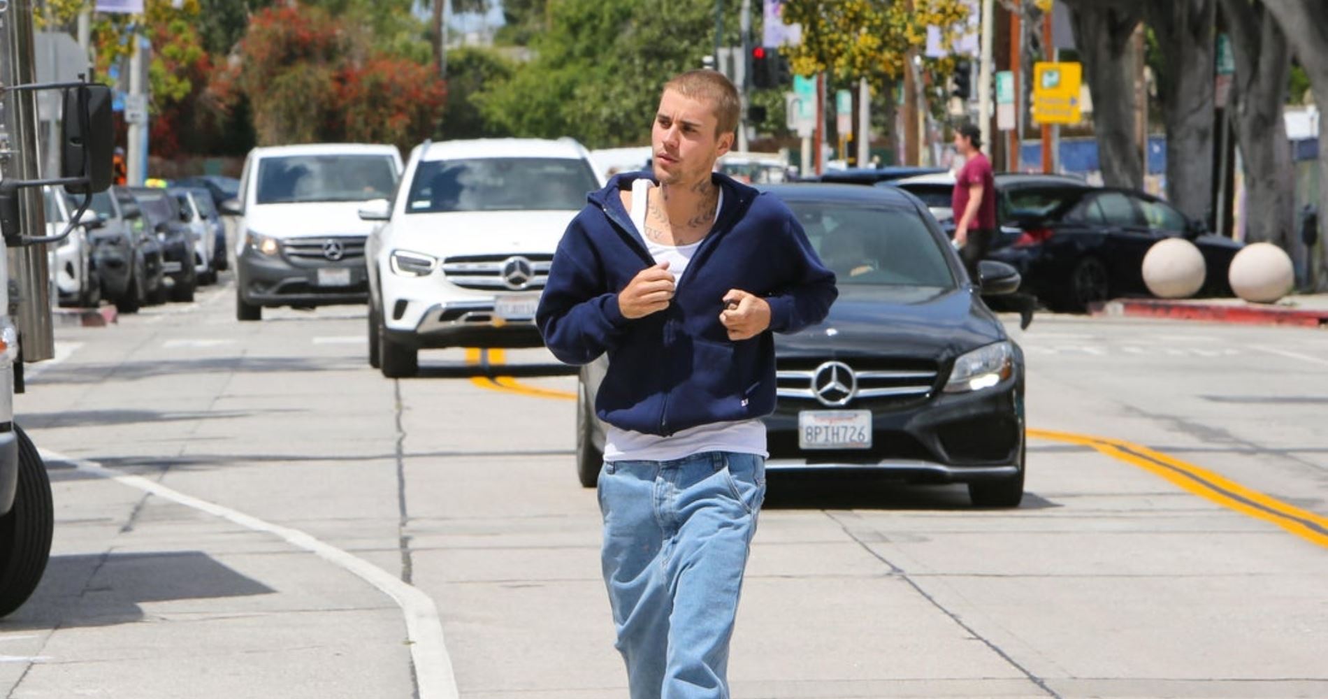 Baggy jeans όπως του Justin Bieber για μία χαλαρή casual Friday
