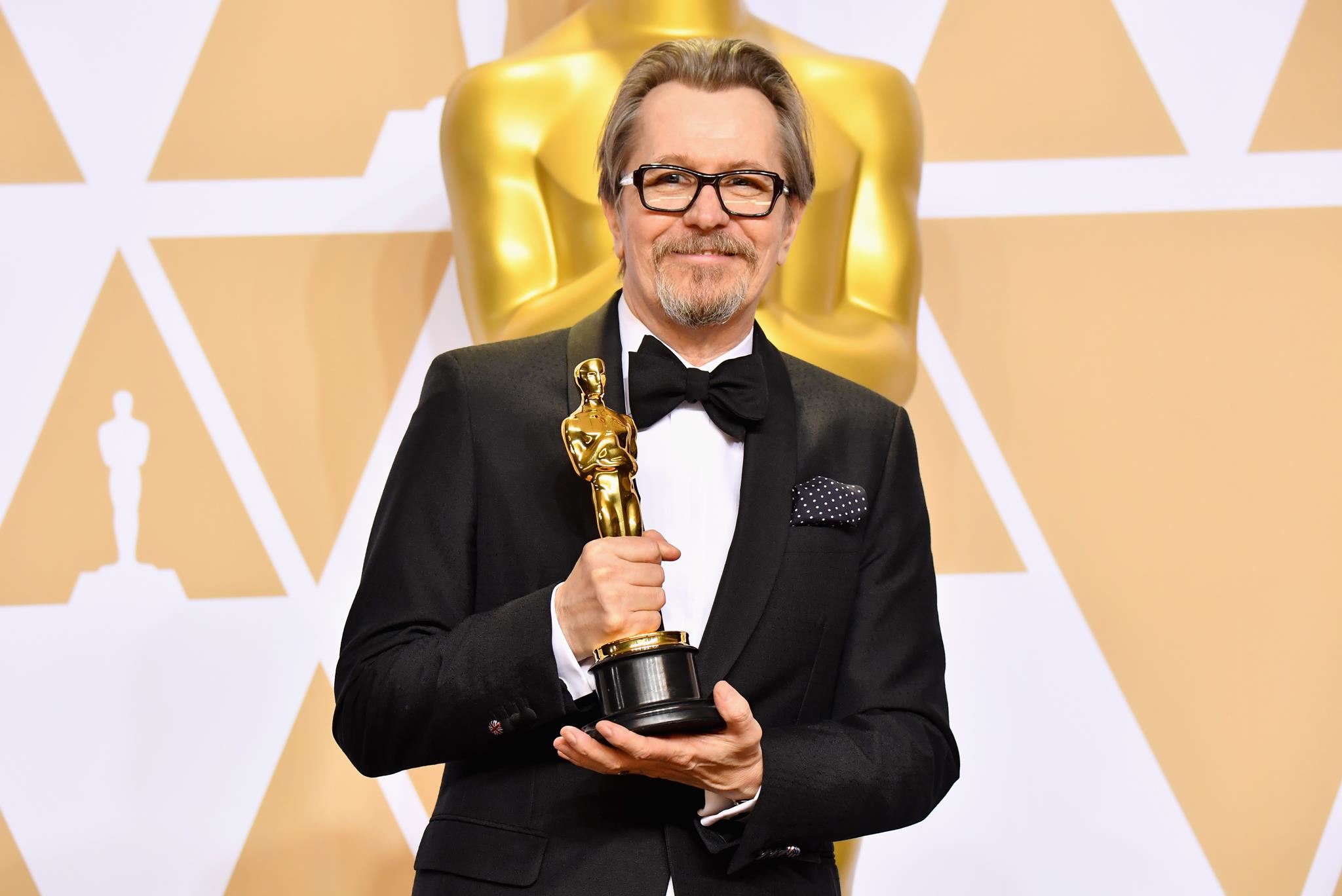Σεναριογράφος μηνύει τον Gary Oldman για την ταινία Darkest Hour