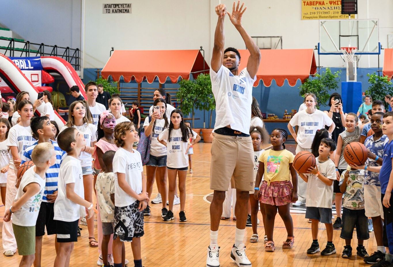 Πώς τα αδέρφια Αντετοκούνμπο στηρίζουν τις οικονομικά ευάλωτες οικογένειες