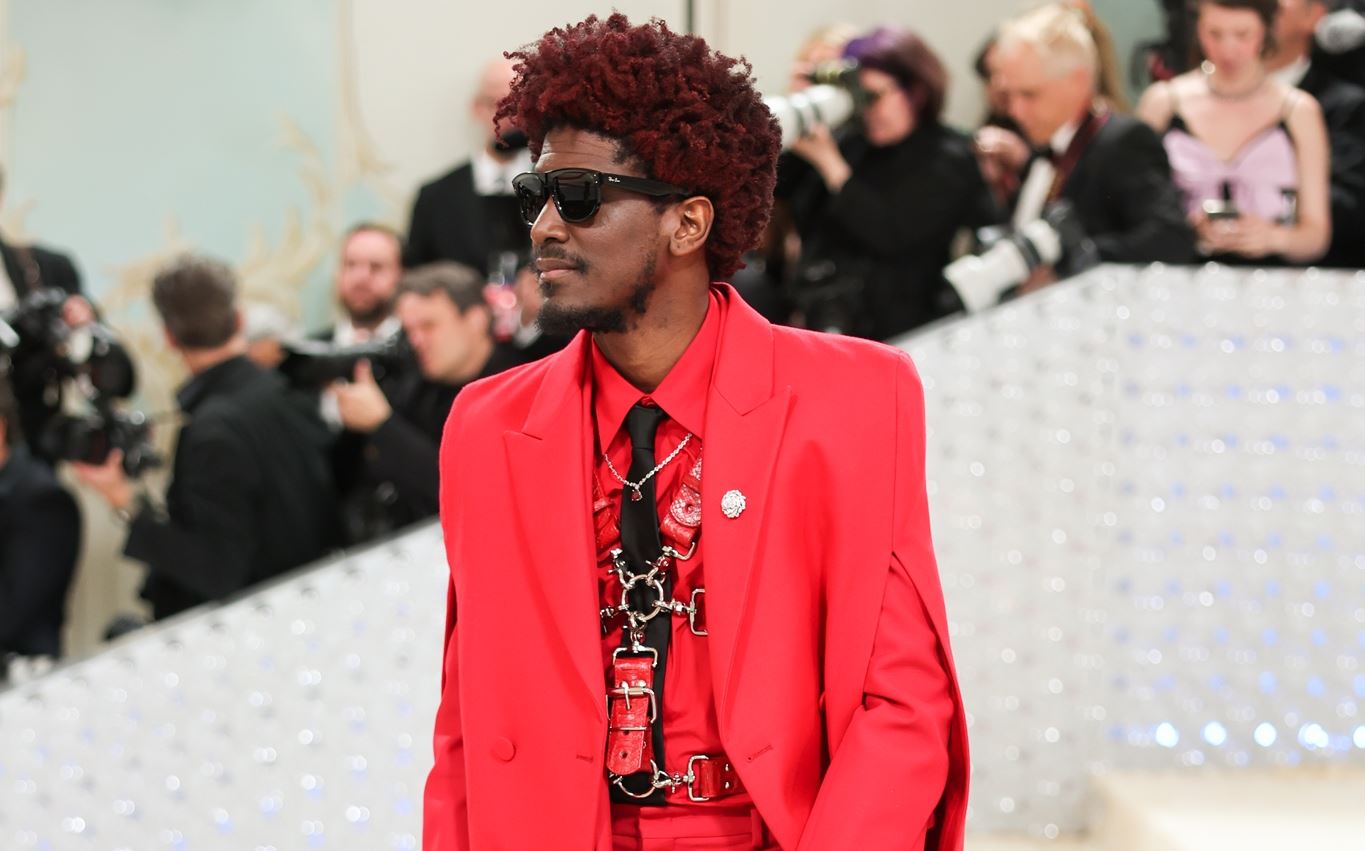 Ζηλέψαμε τα νέα Ray-Ban Boyfriend Reverse του Labrinth