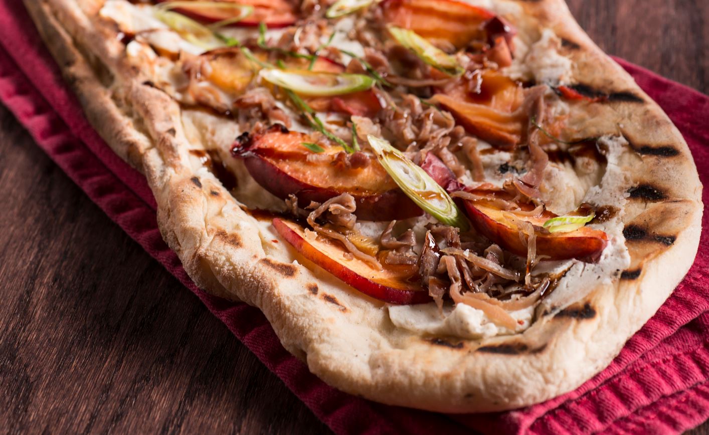 Η συνταγή για πίτσα με ροδάκινο και προσούτο