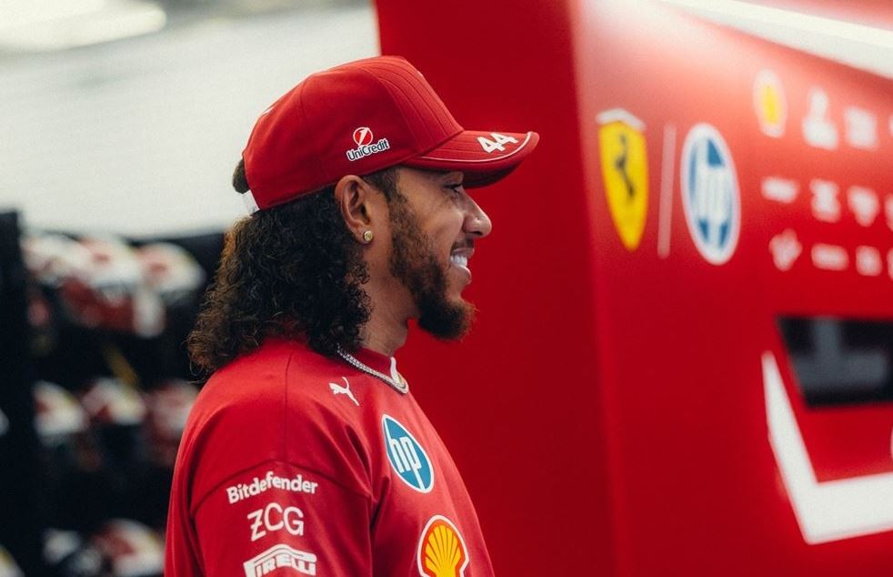 Κάτι έπαθε ο Lewis Hamilton: Με χαίτη μπούκλα εμφανίστηκε στο Μπαχρέιν (εικόνες, video)