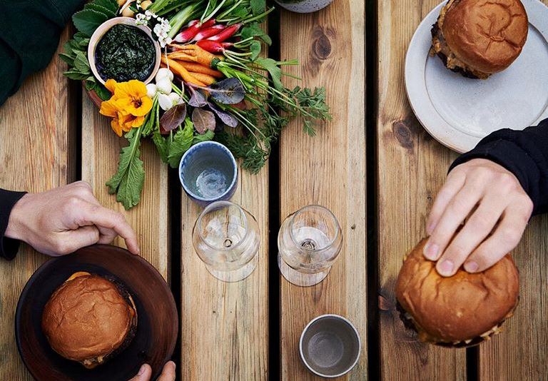 Το Noma ανοίγει ξανά με burgers και υπαίθριο wine bar