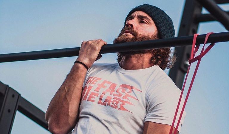 Χτίζοντας τεράστια δύναμη με ένα λάστιχο αντίστασης