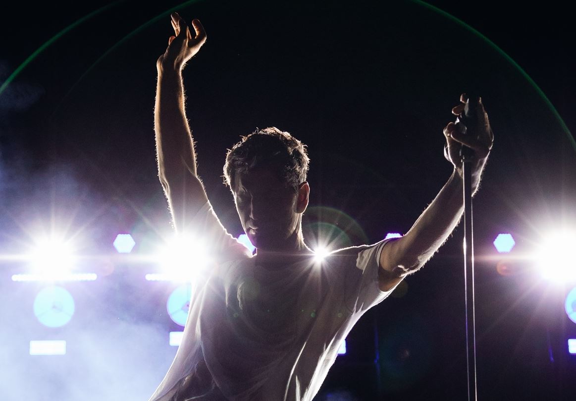 Όταν ο Σάκης Ρουβάς συγκινήθηκε στο κατάμεστο Κατράκειο