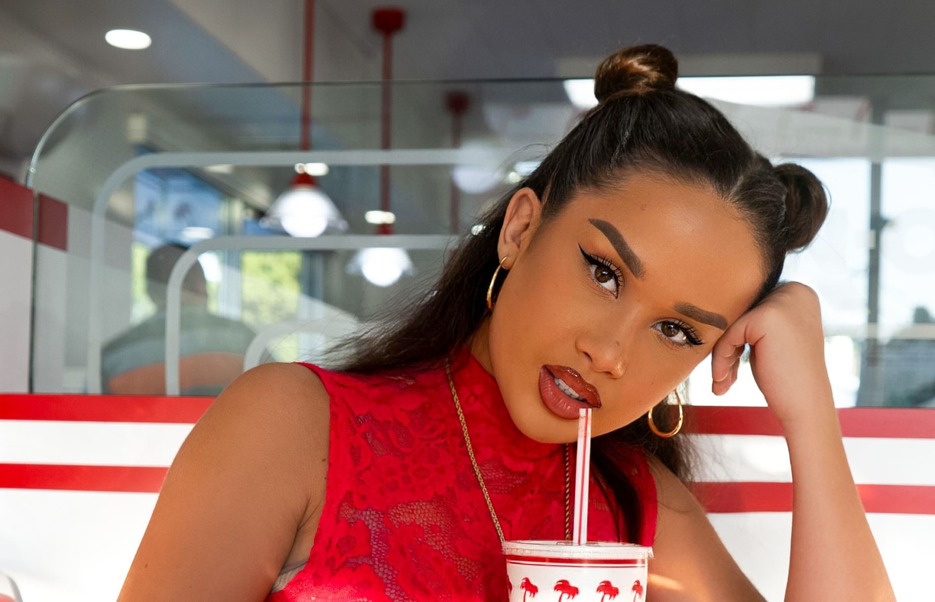 La Elvira, ένα παγκόσμιο αστέρι γεννήθηκε στο YouTube